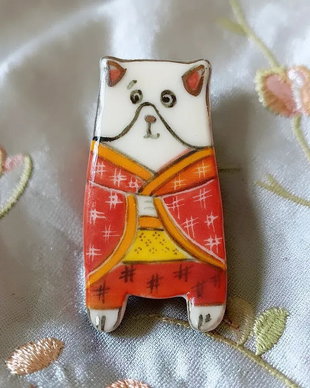 Brosa din portelan pictata manual - Samurai Cat