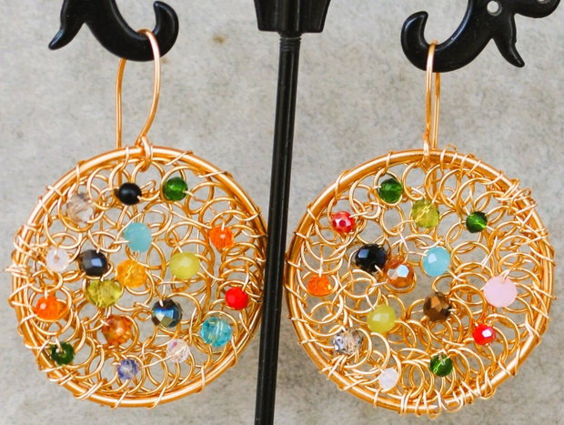 Cercei handmade din sarma si cristale fatetate multicolore