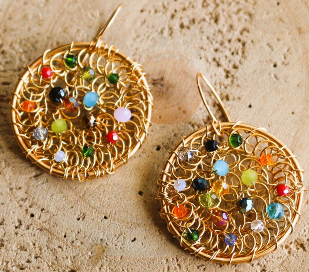 Cercei handmade din sarma si cristale fatetate multicolore