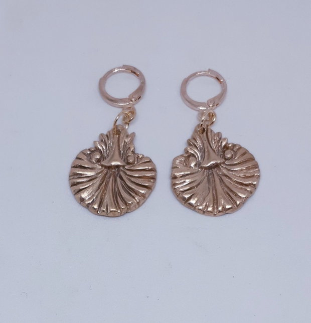 Cercei unicat, atarnatori, cu model baroc,  din bronz auriu