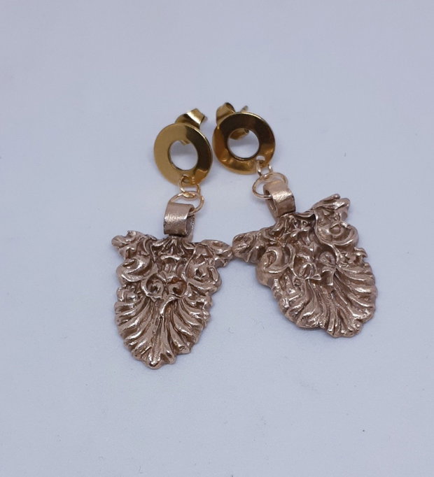 Cercei unicat, atarnatori, cu pin, dantela baroca din bronz auriu