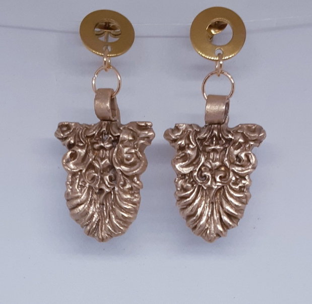 Cercei unicat, atarnatori, cu pin, dantela baroca din bronz auriu