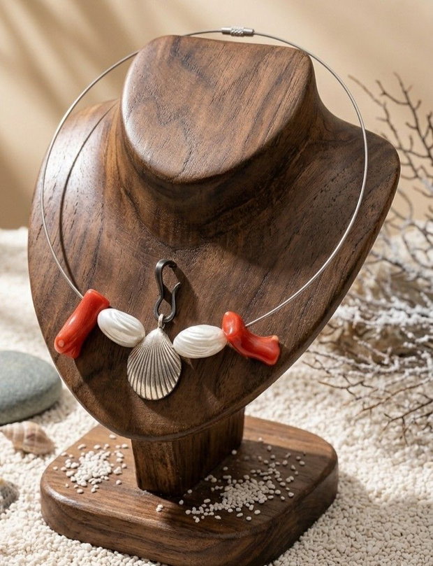 colier de autor cu tema marina, cu o scoica din argint fin, coral natural si matgele din sidef