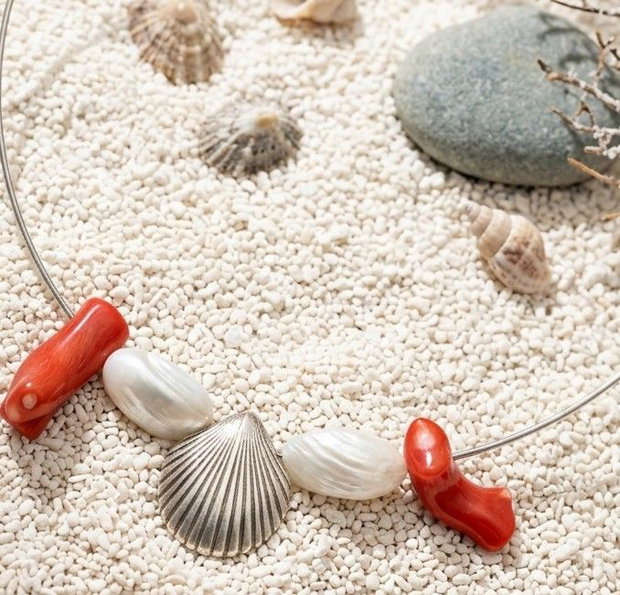 colier de autor cu tema marina, cu o scoica din argint fin, coral natural si matgele din sidef