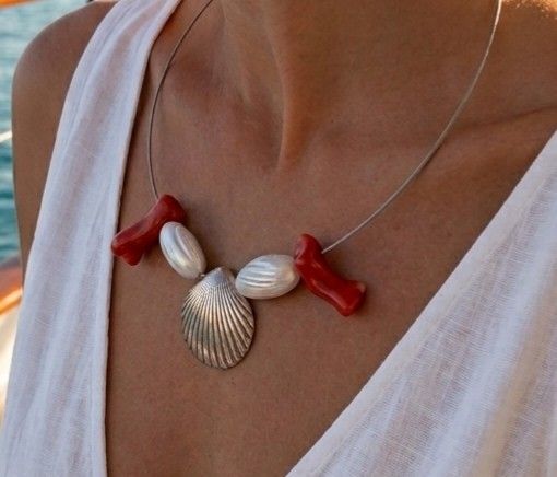 colier de autor cu tema marina, cu o scoica din argint fin, coral natural si matgele din sidef