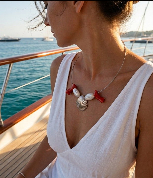 colier de autor cu tema marina, cu o scoica din argint fin, coral natural si matgele din sidef