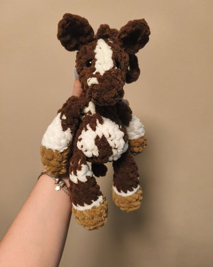 Căluț pufos din pluș, Jucărie Amigurumi croșetată manual