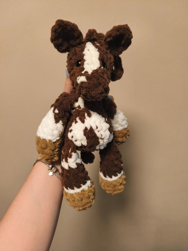 Căluț pufos din pluș, Jucărie Amigurumi croșetată manual