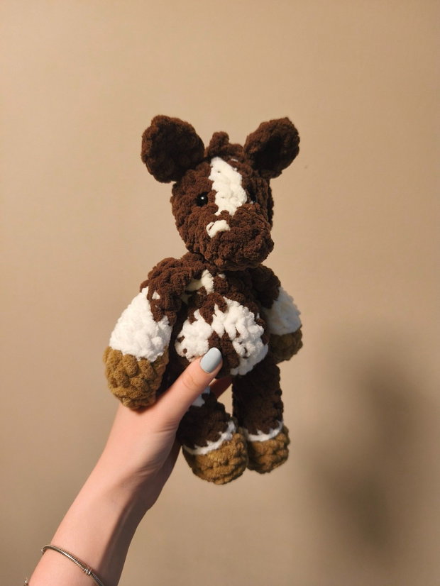 Căluț pufos din pluș, Jucărie Amigurumi croșetată manual