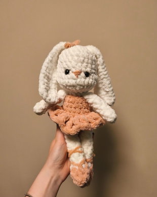 Iepuraș balerină din pluș, Jucărie croșetată manual Amigurumi