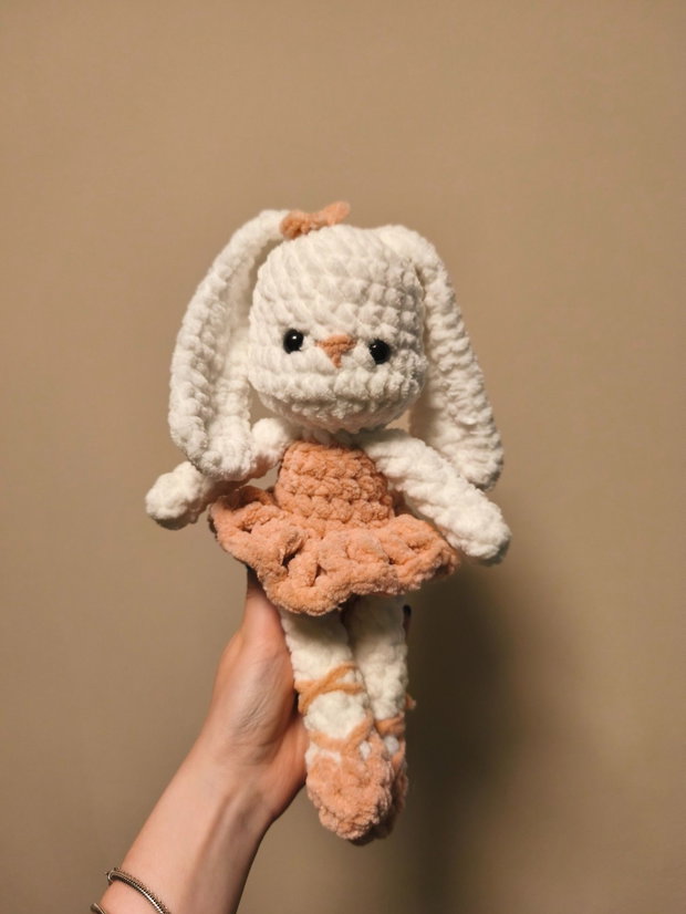 Iepuraș balerină din pluș, Jucărie croșetată manual Amigurumi