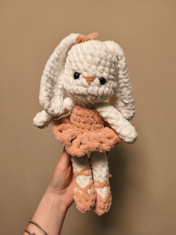 Iepuraș balerină din pluș, Jucărie croșetată manual Amigurumi