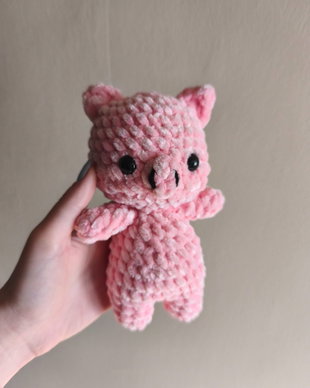 Porcușor pufos roz, Jucărie Amigurumi croșetată manual