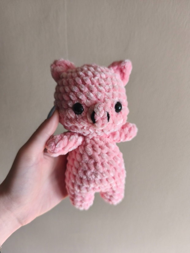 Porcușor pufos roz, Jucărie Amigurumi croșetată manual