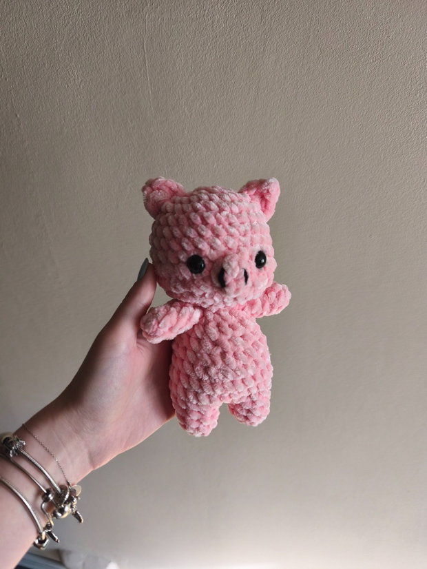 Porcușor pufos roz, Jucărie Amigurumi croșetată manual