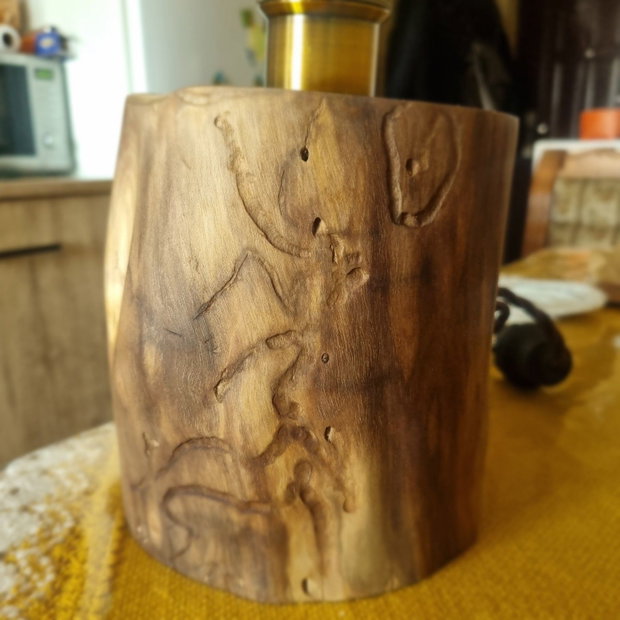 Lampă de Masă Artizanală din Lemn Masiv de Nuc Model Unicat cu Bec Edison Gigant