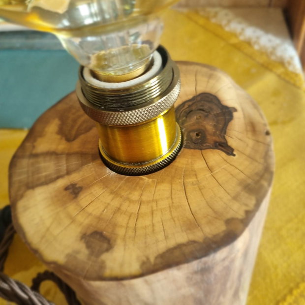 Lampă de Masă Artizanală din Lemn Masiv de Nuc Model Unicat cu Bec Edison Gigant