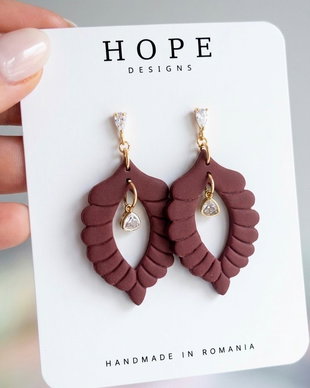 Cercei handmade din lut polimeric, culoare burgundiu cu accente aurii