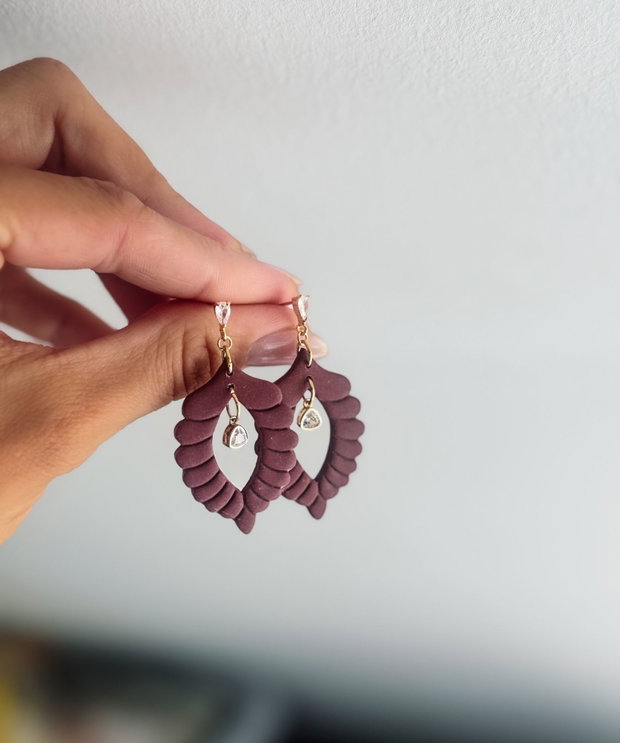 Cercei handmade din lut polimeric, culoare burgundiu cu accente aurii