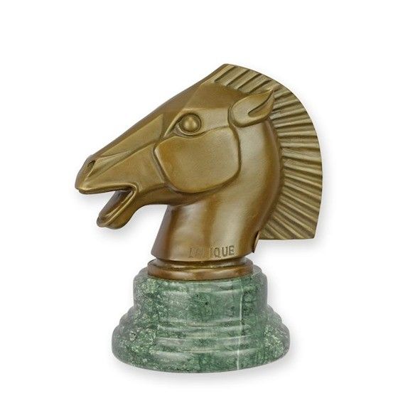Cap de cal-statueta din bronz cu un soclu din marmura