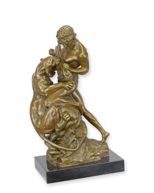 Lupta pentru viata-statueta din bronz cu un soclu din marmura