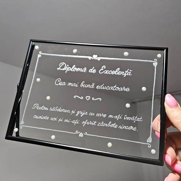 Cadou de suflet pentru educatoare - Diplomă de Excelență din Sticlă Gravată Manual