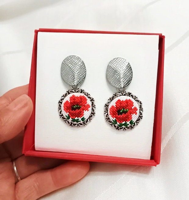 Cercei festivi cu broderie manuala
