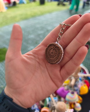 Breloc Oreo croșetat manual, Accesoriu dulce din fir anti-pilling
