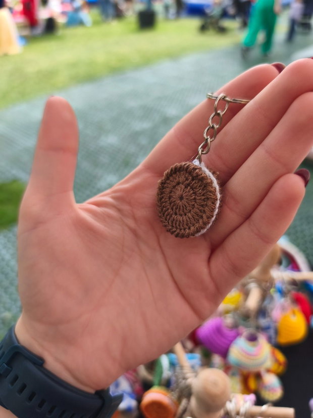 Breloc Oreo croșetat manual, Accesoriu dulce din fir anti-pilling