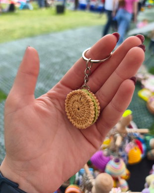Breloc Oreo croșetat manual, Accesoriu dulce din fir anti-pilling