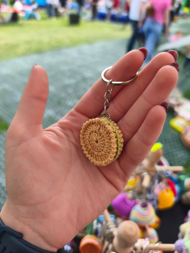 Breloc Oreo croșetat manual, Accesoriu dulce din fir anti-pilling