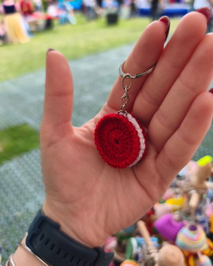 Breloc Oreo croșetat manual, Accesoriu dulce din fir anti-pilling