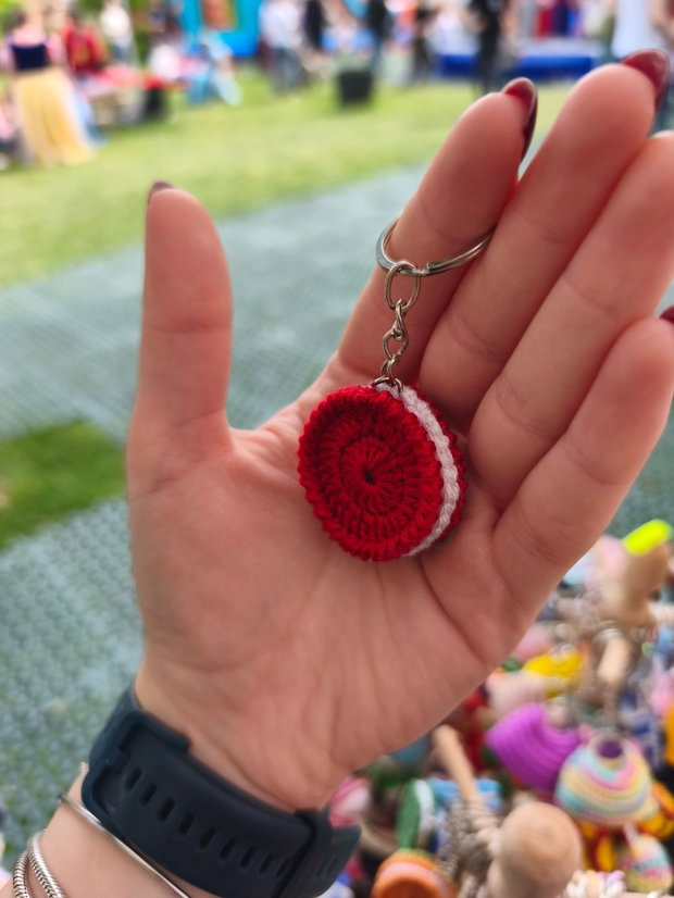 Breloc Oreo croșetat manual, Accesoriu dulce din fir anti-pilling