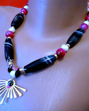 Reducere 50% /  Bucuria vietii, colier agate striped/dungate, perle mari, zamac placat cu aur
