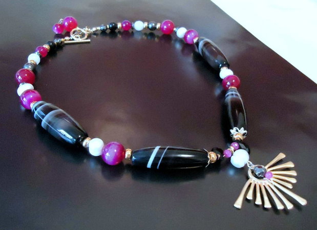 Bucuria vietii, colier agate striped/dungate, perle mari, zamac placat cu aur, Transport inclus in pret
