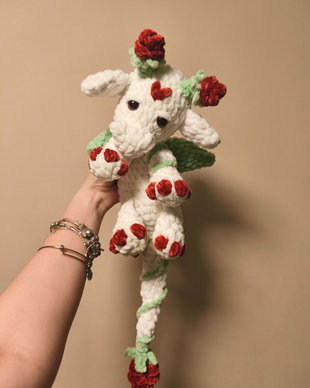 Dragonul Trandafirilor din pluș, Jucărie Amigurumi croșetată manual