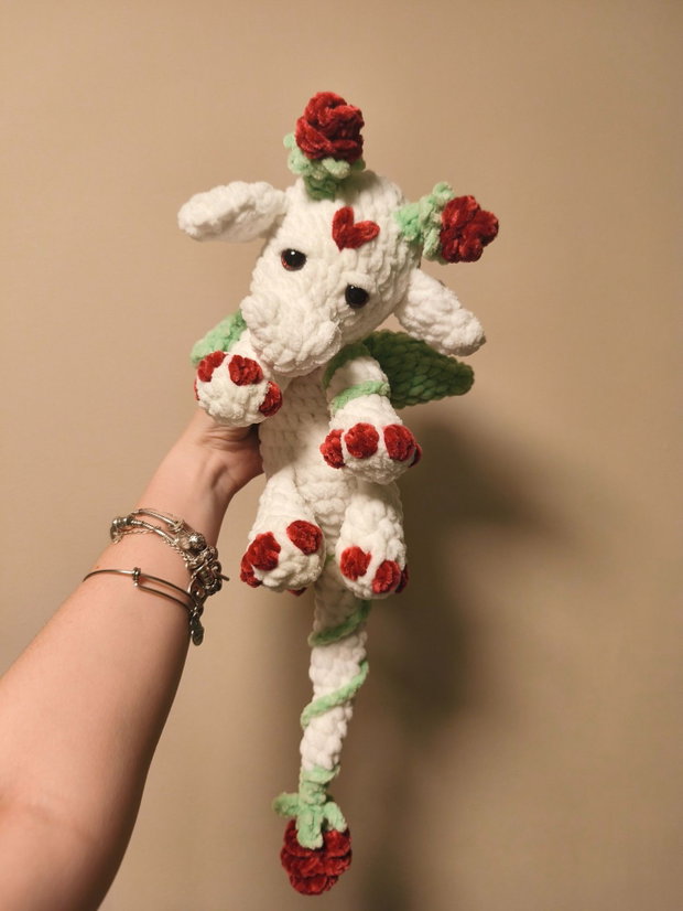Dragonul Trandafirilor din pluș, Jucărie Amigurumi croșetată manual
