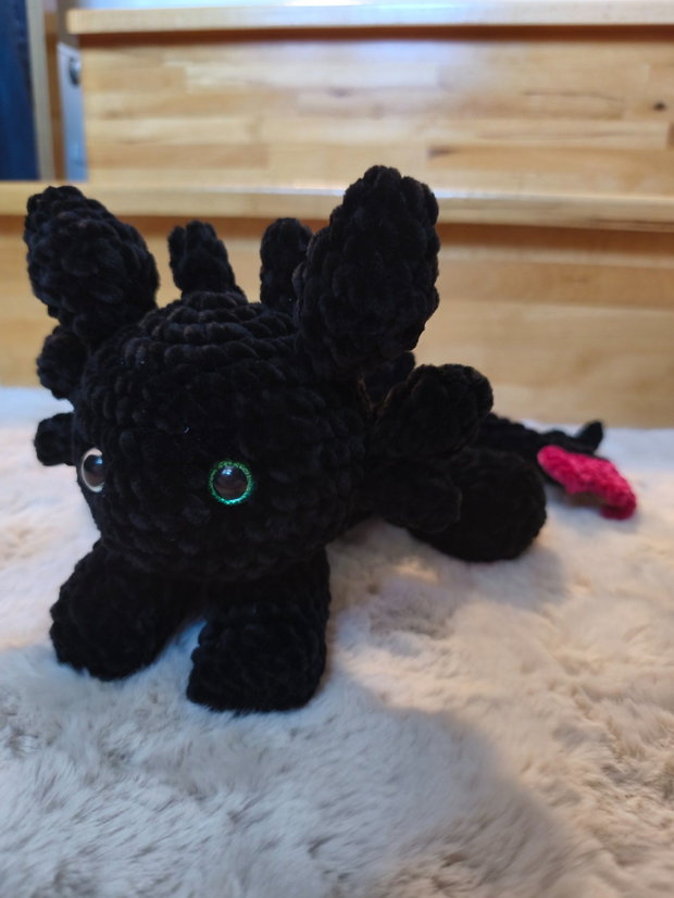 Jucărie croșetată manual Furia Nopții (Toothless) Pluș amigurumi din fir catifelat