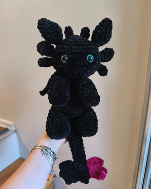 Jucărie croșetată manual Furia Nopții (Toothless)  Pluș amigurumi din fir catifelat