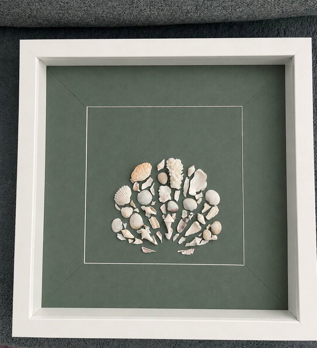Tablou handmade unicat Sea Shell Mosaic în ramă Shadow Box  scoici naturale pe fundal verde salvie