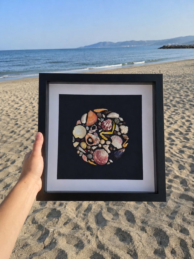 Shadow Box cu Scoici Naturale | Decor Marin Handmade 30x30 cm