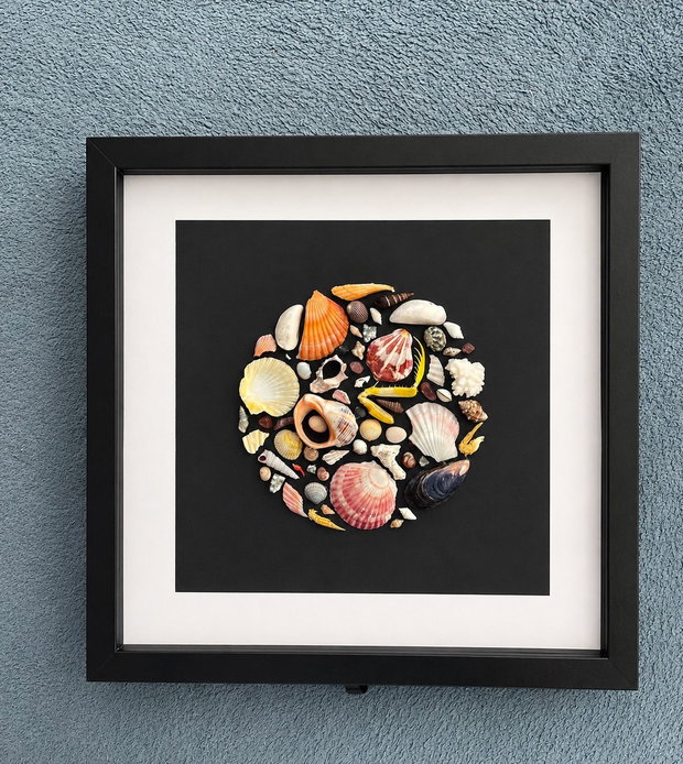 Shadow Box cu Scoici Naturale | Decor Marin Handmade 30x30 cm