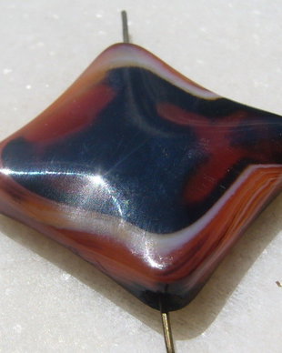 Agata dungata usor gravata romb aprox 34x32.5x6 mm
