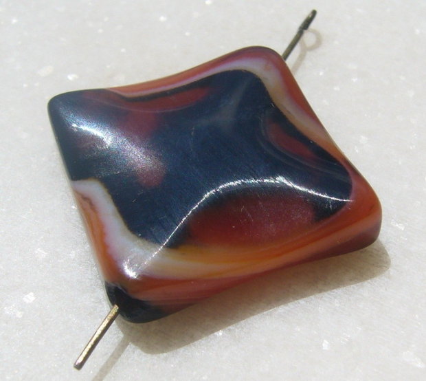 Agata dungata usor gravata romb aprox 34x32.5x6 mm