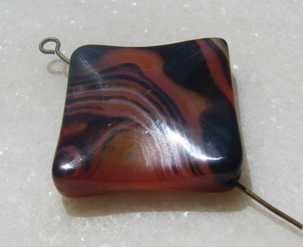 Agata dungata usor gravata romb aprox 34x32.5x6 mm