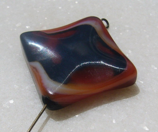 Agata dungata usor gravata romb aprox 34x32.5x6 mm