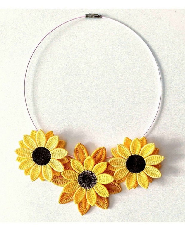 Colier Elegant cu Flori de Soare
