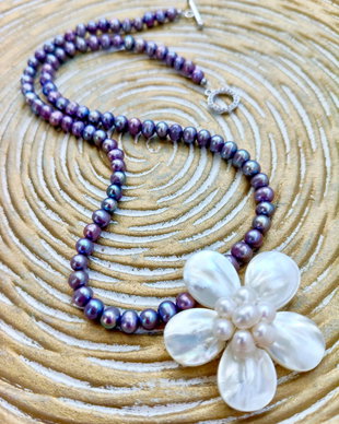 Colier perle de cultura lila petrol & floare sidef natural