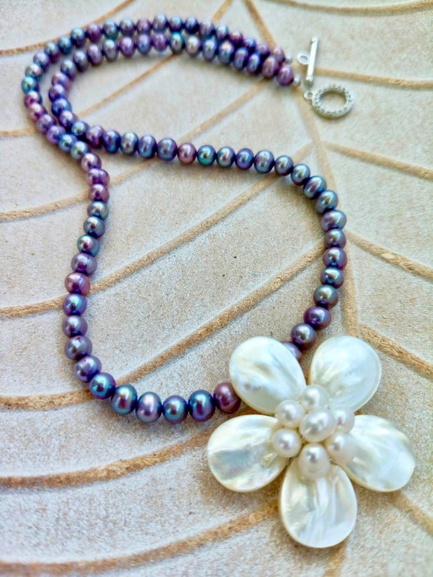 Colier perle de cultura lila petrol & floare sidef natural