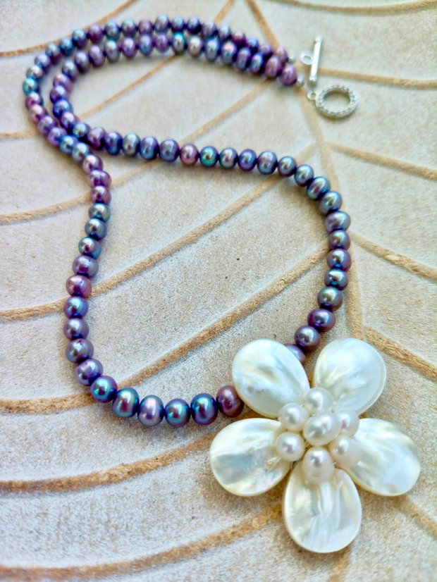 Colier perle de cultura lila petrol & floare sidef natural